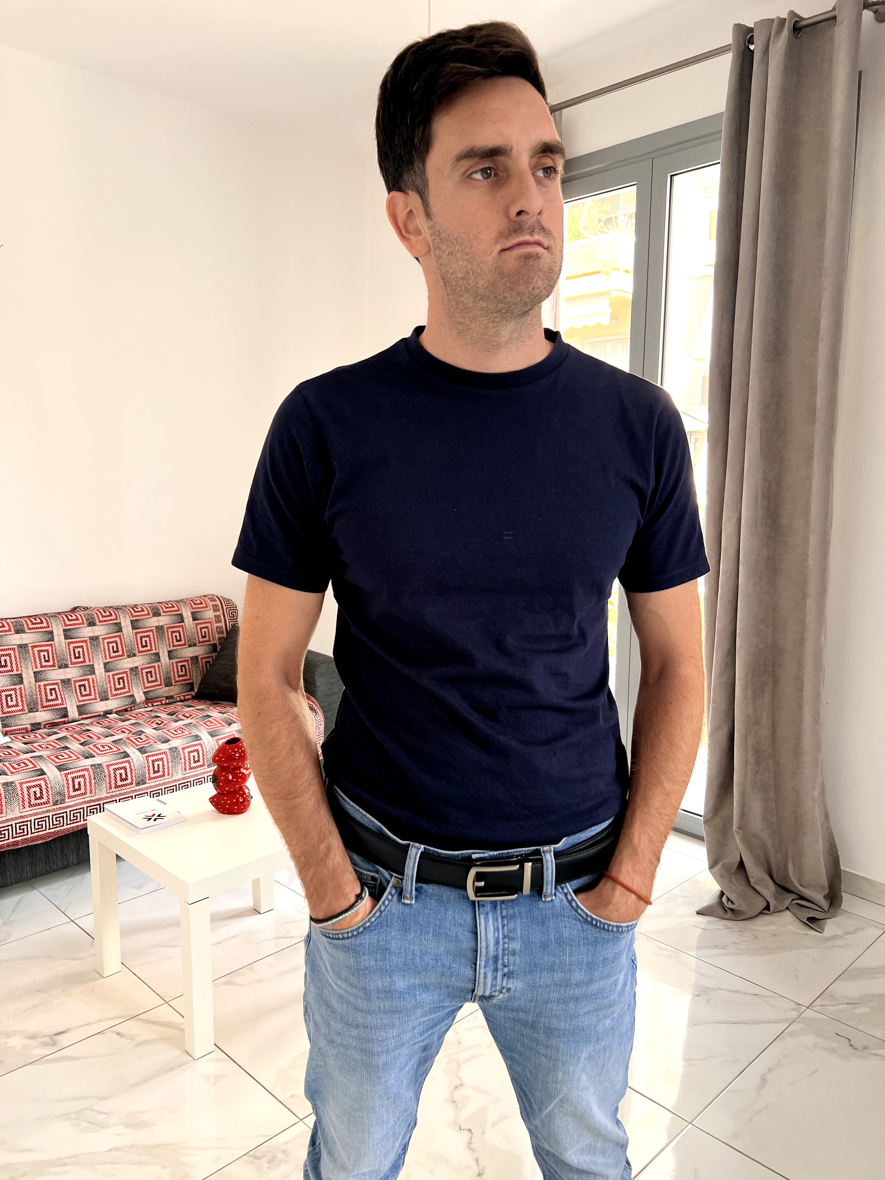 Άνδρας που φοράει ζώνη